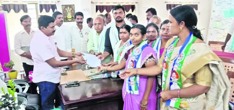 బెళుగుప్ప ఎంపీపీపై ‘అవిశ్వాసం’ పెట్టండి 