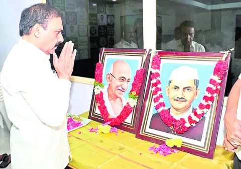 గాంధీ, లాల్‌బహదూర్‌ శాస్త్రికి ఘన నివాళి 