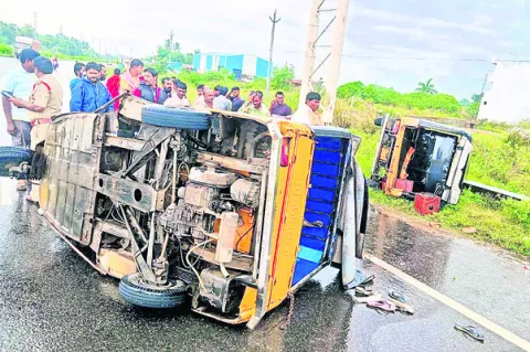 రోడ్డు ప్రమాదంలో  నలుగురికి గాయాలు 