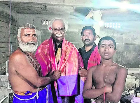 చిక్కుడుపాలెం శివాలయంలో శుభలేఖ సుధాకర్‌ పూజలు 