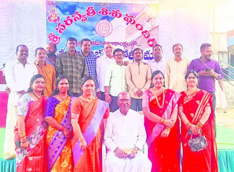 పాఠశాల పునర్నిర్మాణంలో పూర్వవిద్యార్థులు