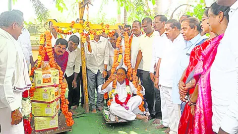 మాజీ మంత్రి తులాభారం