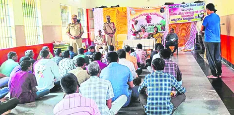 మహాత్మాగాంధీ జీవితం అందరికీ ఆదర్శం 