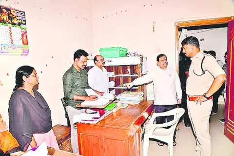డీపీవో ఉద్యోగులు సమయపాలన పాటించాలి 