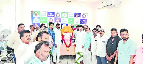 గాంధీజీ మార్గం అనుసరణీయం