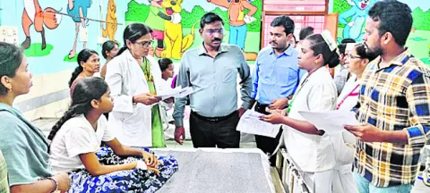 బాలికల ఆరోగ్యంపై కలెక్టర్‌ ఆరా 