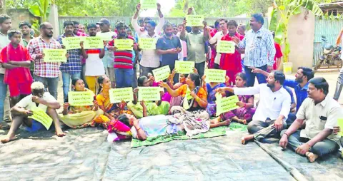 న్యాయం చేయాలంటూ ధర్నా 