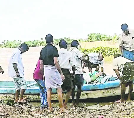 అత్యవసర సమయం.. నాటు పడవే ఆధారం