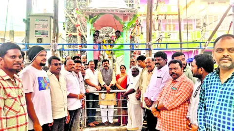గాంధీజీ మార్గంలో నడవాలి 