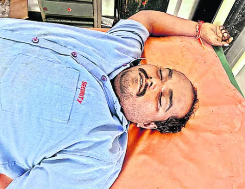 ఏపీఎండీసీ పాఠశాల ఉద్యోగి మృతి