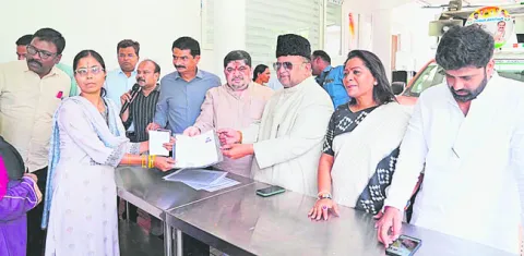 ‘డబుల్‌’ ఇళ్ల కేటాయింపు పత్రాల అందజేత 