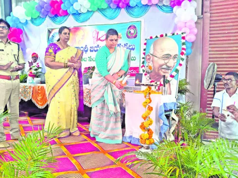 సత్ప్రవర్తనతో మెలగాలి 
