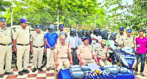 గంజాయి తరలిస్తున్న వ్యక్తులు అరెస్టు 