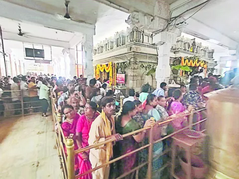 రత్నగిరికి భక్తుల తాకిడి