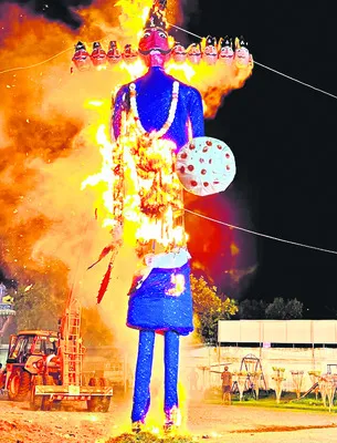 50 అడుగుల ‘రావణ’ దహనం