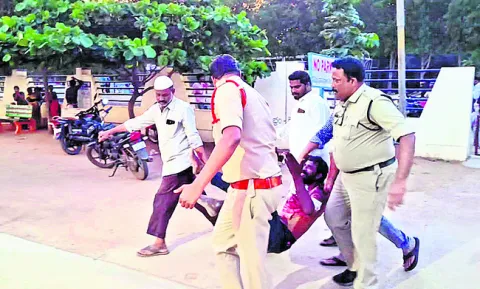 గొంతు కోసుకుని.. ఆస్పత్రి నుంచి పరుగు తీసి! 