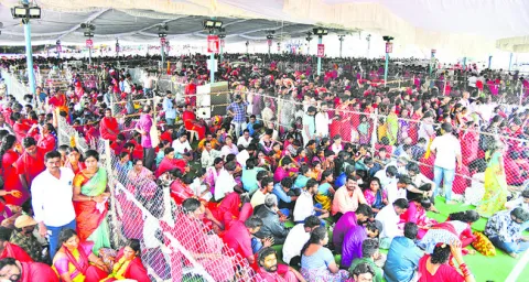 కొనసాగుతున్న భవానీల రద్దీ.. 
