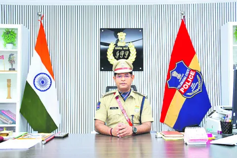 కత్తులతో బెదిరించి.. డబ్బులు వసూలు