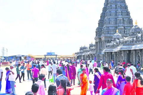 యాదగిరిగుట్టకు తరలివచ్చిన భక్తులు 