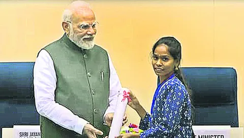 ఐటీఐలో మెరిసినగిరిజన విద్యార్థిని 