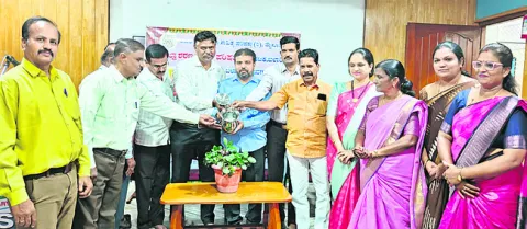 సాహిత్యానికి కన్నడిగుల సేవలు భేష్‌