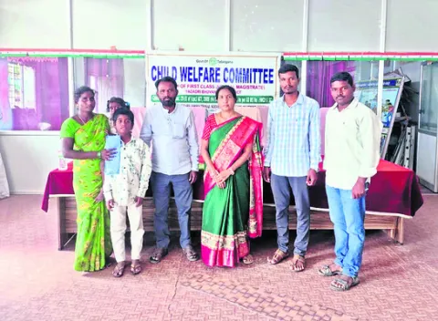 తప్పిపోయిన బాలుడిని తల్లిదండ్రులకు అప్పగింత