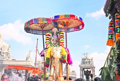 స్వర్ణగిరీశుడికి గజవాహన సేవ