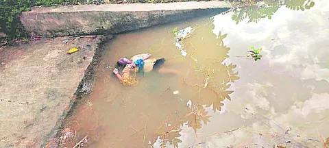 చేపల వేటకు వెళ్లి వృద్ధుడి దుర్మరణం