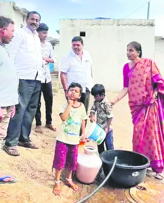 కేసీఆర్‌ పాయే.. భగీరథ నీళ్లు పోయే! 