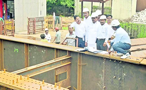 ఫ్లైఓవర్‌ నిర్మాణ పనుల పరిశీలన