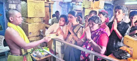 భక్తులతో కిక్కిరిసిన ఆదిశిలా క్షేత్రం 
