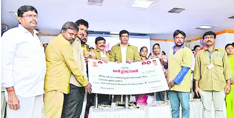 ఆటో డ్రైవర్లకు అండగా ప్రభుత్వం 