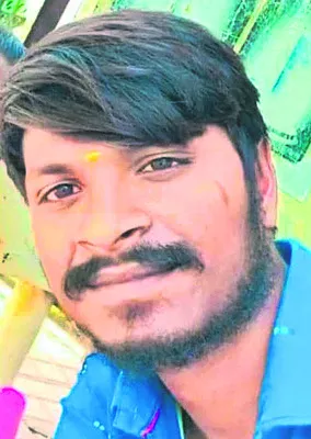 మద్యం మత్తులో యువకుడు.. 
