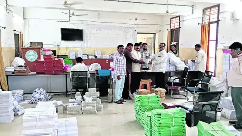 ఎన్నికల సామగ్రి సరఫరా