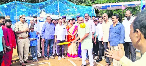 చదువుతోపాటు క్రీడల్లోనూ రాణించాలి