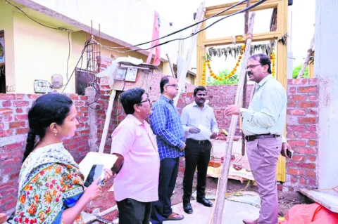 ఇళ్ల నిర్మాణాలను వేగవంతం చేయించాలి 