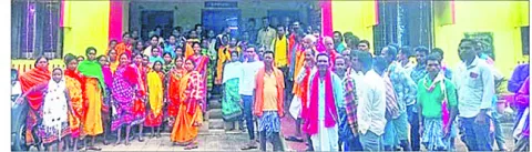 శ్రమదానంతో రోడ్డు నిర్మాణం