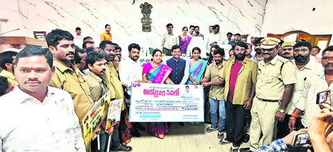 ఆటో డ్రైవర్లకు ఆర్థిక తోడ్పాటు