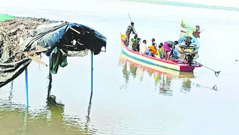 స్థిరంగా సాగుతున్న వరద ప్రవాహం 