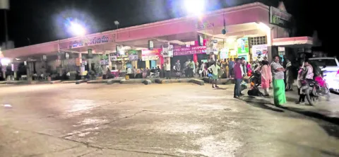 బస్సుల కోసం పడిగాపులు