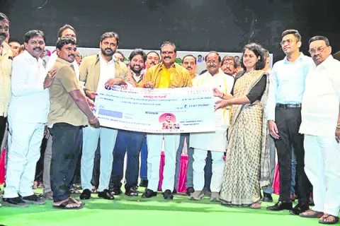 ఆటో డ్రైవర్లకు ఆర్థిక సాయం