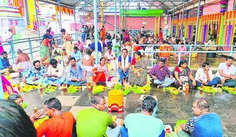 శనైశ్చరునికి ప్రత్యేక  పూజలు, తైలాభిషేకాలు 