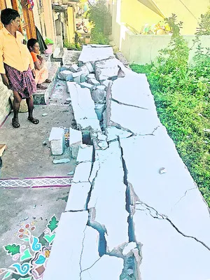 దౌర్జన్యంగా ప్రహరీ కూల్చివేత 
