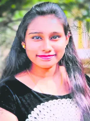 యువతి ఆత్మహత్య 