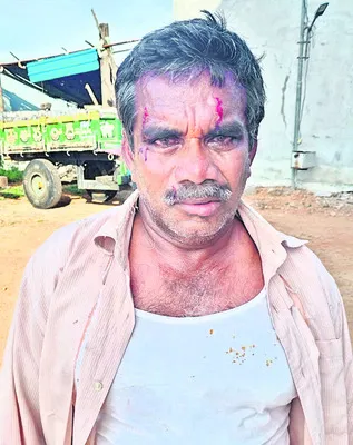 ఇసుక తరలింపు గొడవలో రైతుపై దాడి  
