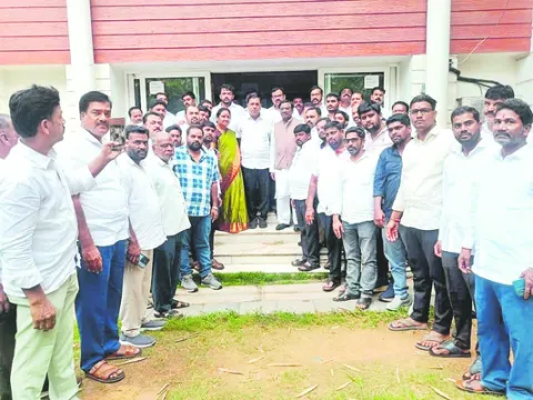 నర్సింహారెడ్డిని తొలగించలేదు