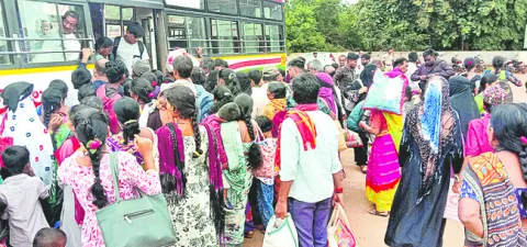 బస్సులన్నీ రద్దీ