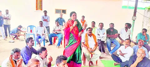 అనుచిత వ్యాఖ్యలు చేసిన ఎస్సైని సస్పెండ్‌ చేయాలి