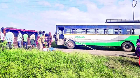 ఆర్టీసీ బస్సు, ట్రాక్టర్‌ ఢీ 