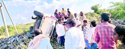 స్కార్పియో బోల్తా – ఐదుగురికి గాయాలు
